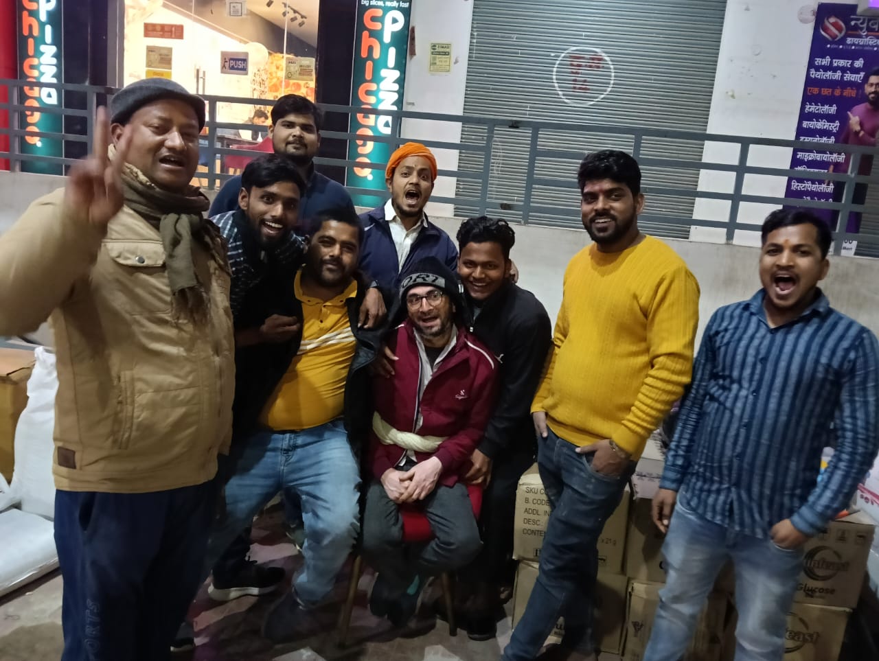 नगर भदोही रजपुरा चौराहे पर महाकुंभ से आ-जा रहे श्रद्धालुओं का सेवा कार्य किया गया