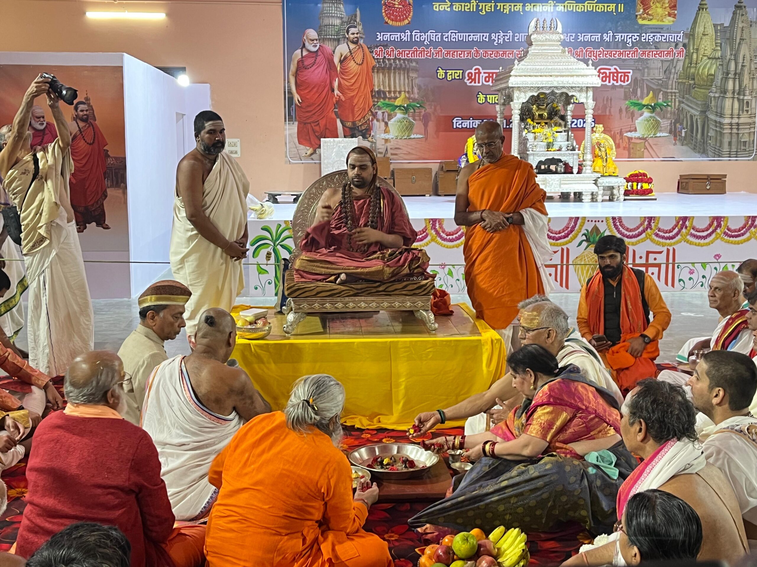 अन्नपूर्णा मंदिर नव दिवसीय कुंभाभिषेक मे शामिल होने पहुँचे शंकराचार्य,शोभायात्रा मे काशी जनता ने किया दर्शन