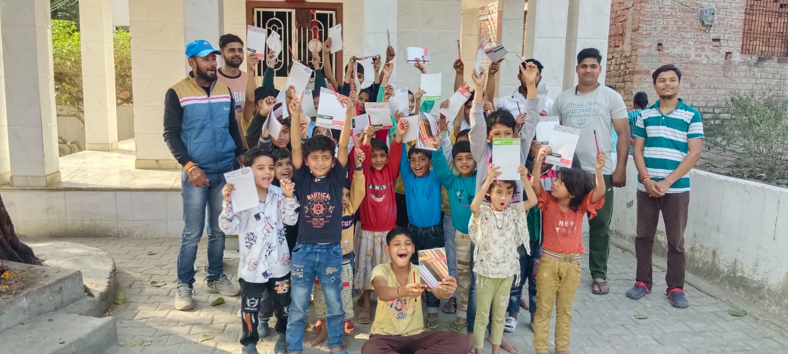 मूसीलाटपुर में बच्चों को शिक्षा सामग्री वितरण, समाज को शिक्षा से जोड़ने की पहल