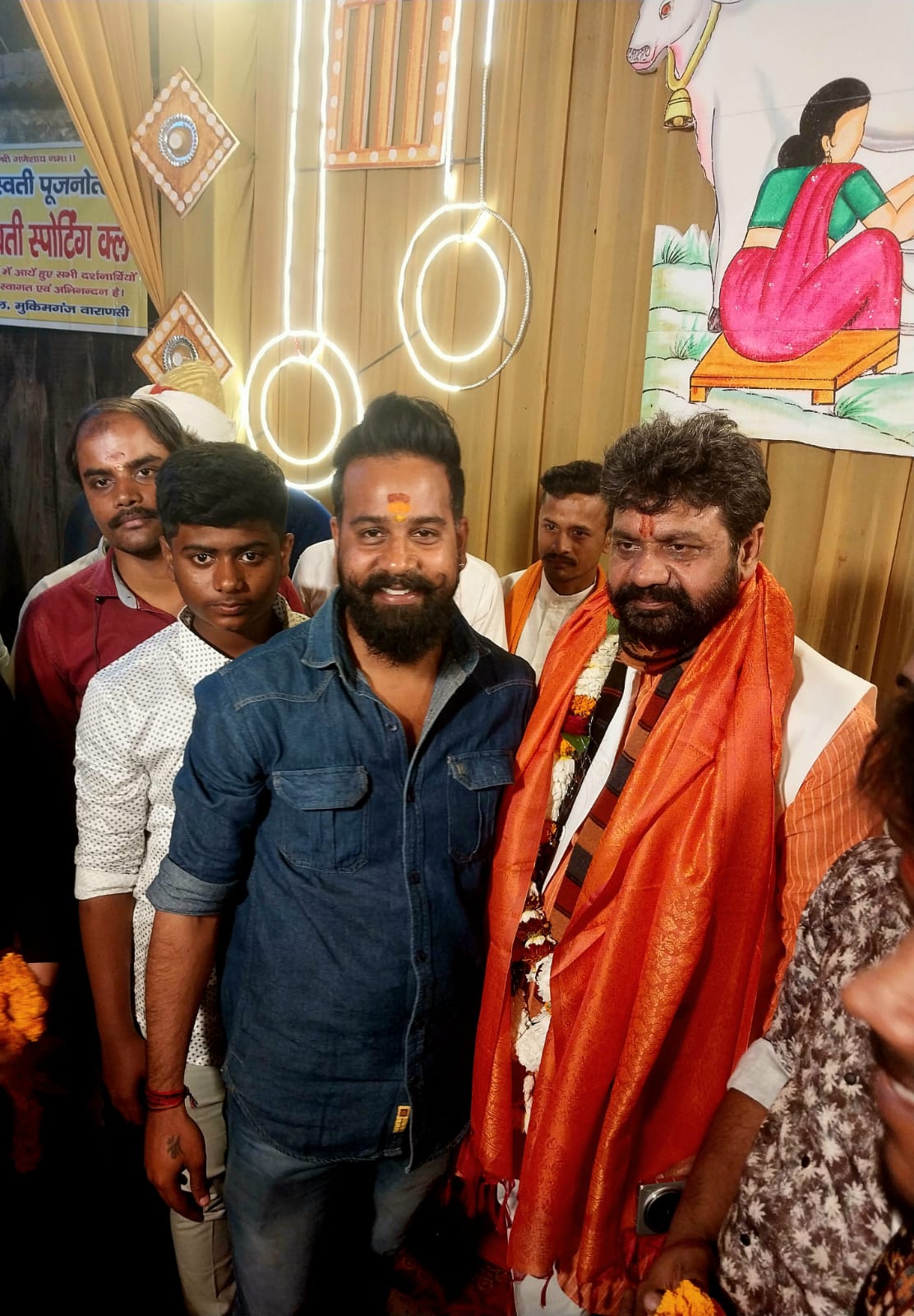 माँ सरस्वती स्पोर्टिंग क्लब मुकीमगंज में पहुँचे राज्यमंत्री दयाशंकर मिश्र दयालू गुरु ने माता का लिया आशीर्वाद