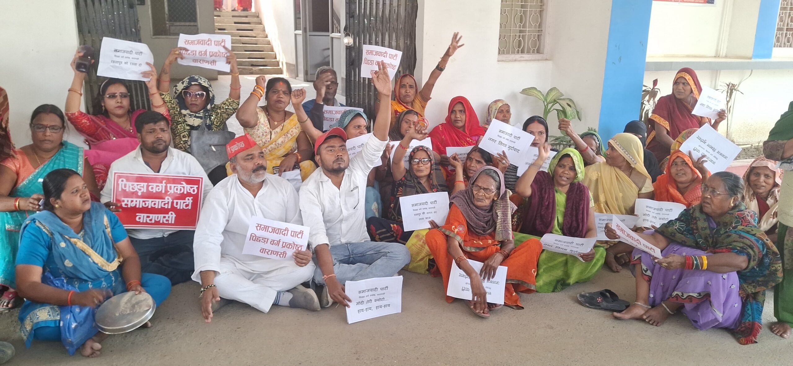 समाजवादी पार्टी पिछड़ा प्रकोष्ठ महानगर अध्यक्ष विवेक कहार ने जलकल महाप्रबंधक विभाग कार्यालय में जलजमाव व दूषित पेयजल आपूर्ति के खिलाफ दिया धरना,महाप्रबंधक कों सौंपा ज्ञापन