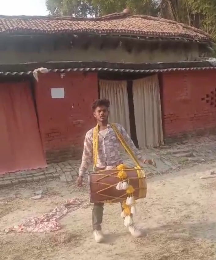 हत्या में वांछित अभियुक्त के घर पुलिस ने डुगडुगी बजवाकर किया नोटिस चस्पा