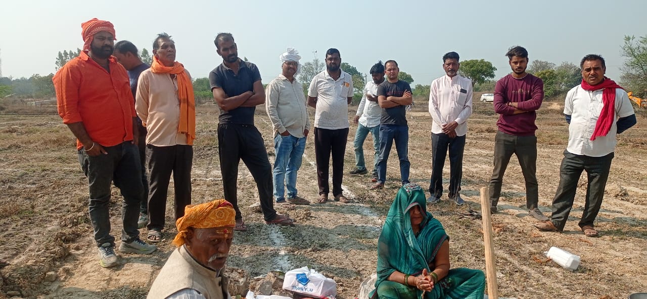 बालिका छात्रावास निर्माण का ग्राम प्रधान ने किया भूमि पूजन