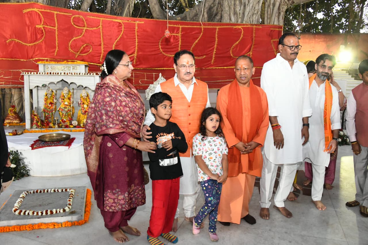 जेपी नड्डा ने संगम में लगाई आस्था की डुबकी, सीएम योगी संग किया पूजन