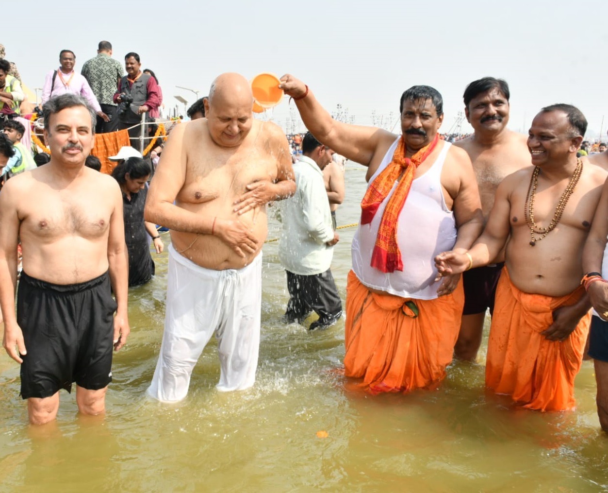 कृषि मंत्री सूर्य प्रताप शाही ने त्रिवेणी संगम में किया स्नान, कुंभ नगरी में मिली दिव्य अनुभूति