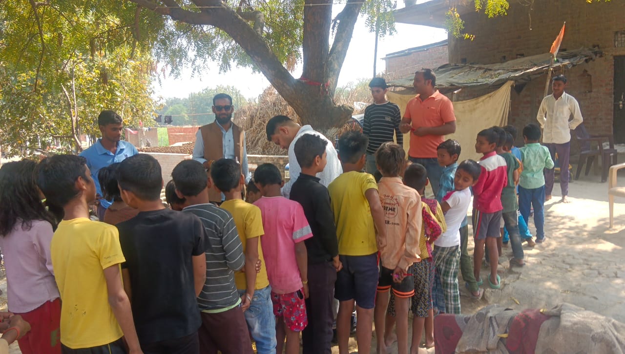 नन्हे-मुन्ने बच्चों को शिक्षण सामग्री वितरित
