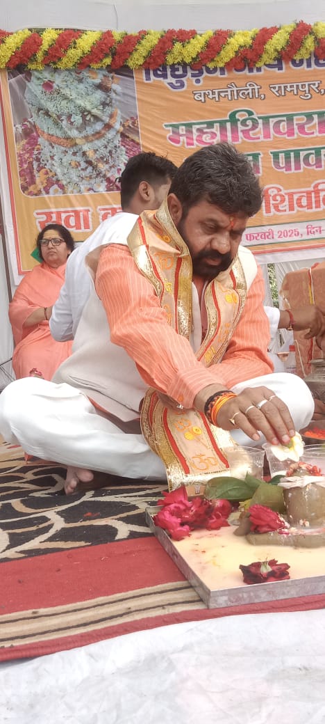 सवा करोड़ पार्थिव शिवलिंगों के महारुद्राभिषेक के कार्यक्रम में राज्यमंत्री दयाशंकर मिश्रा उर्फ (दयालु गुरु) ने विधि-विधान से किया पूजा