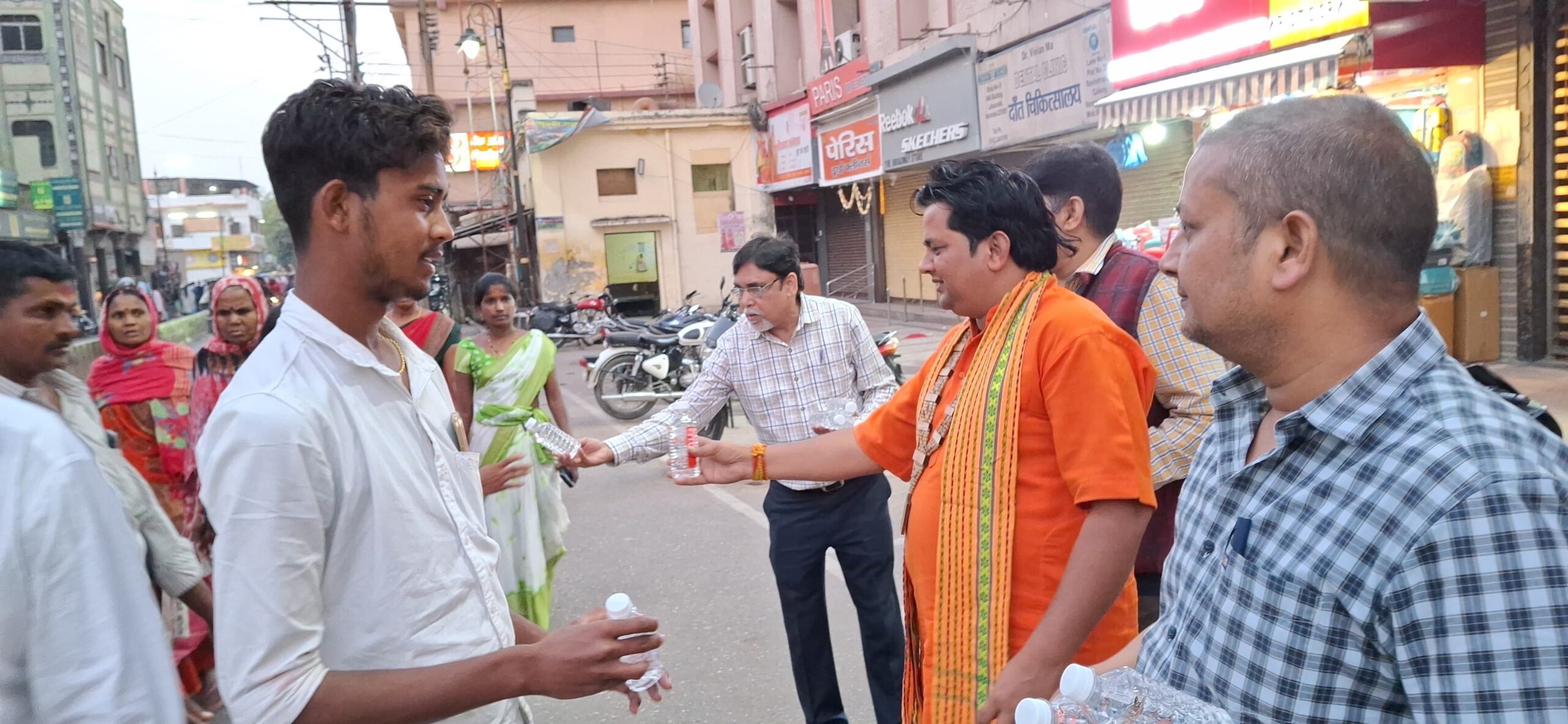 राष्ट्रीय स्वयं सेवक संघ सेवा विभाग, काशी उत्तर भाग,प्रेमचंद नगर,प्रताप मिलन शाखा के द्वारा श्रद्धालुओं को पानी की बोतल और बिस्किट का किया गया वितरण