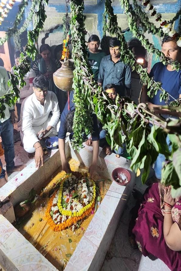 महाशिवरात्रि पर शिवालयों में उमड़ी श्रद्धालुओं की भीड़