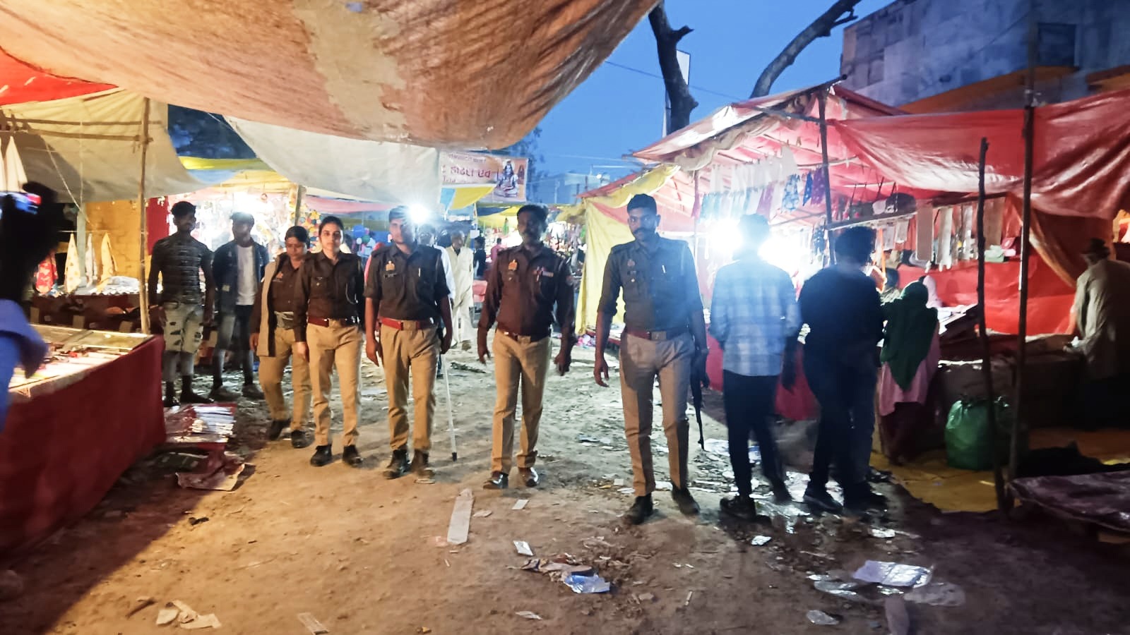 जनपद में कानून व्यवस्था बनाए रखने हेतु पुलिस ने चलाया पैदल गश्त अभियान