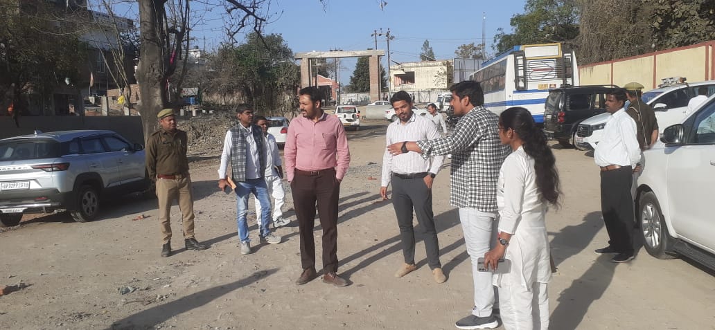 डीएम व सीडीओ ने किया निर्माणाधीन पार्किंग स्थल का निरीक्षण