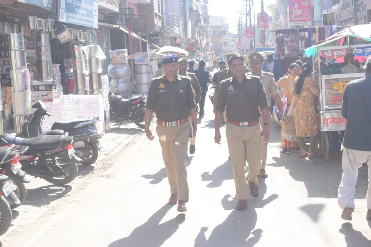 त्योहारों को लेकर पुलिस सतर्क, एसपी ने किया पैदल गश्त व चौकियों का निरीक्षण