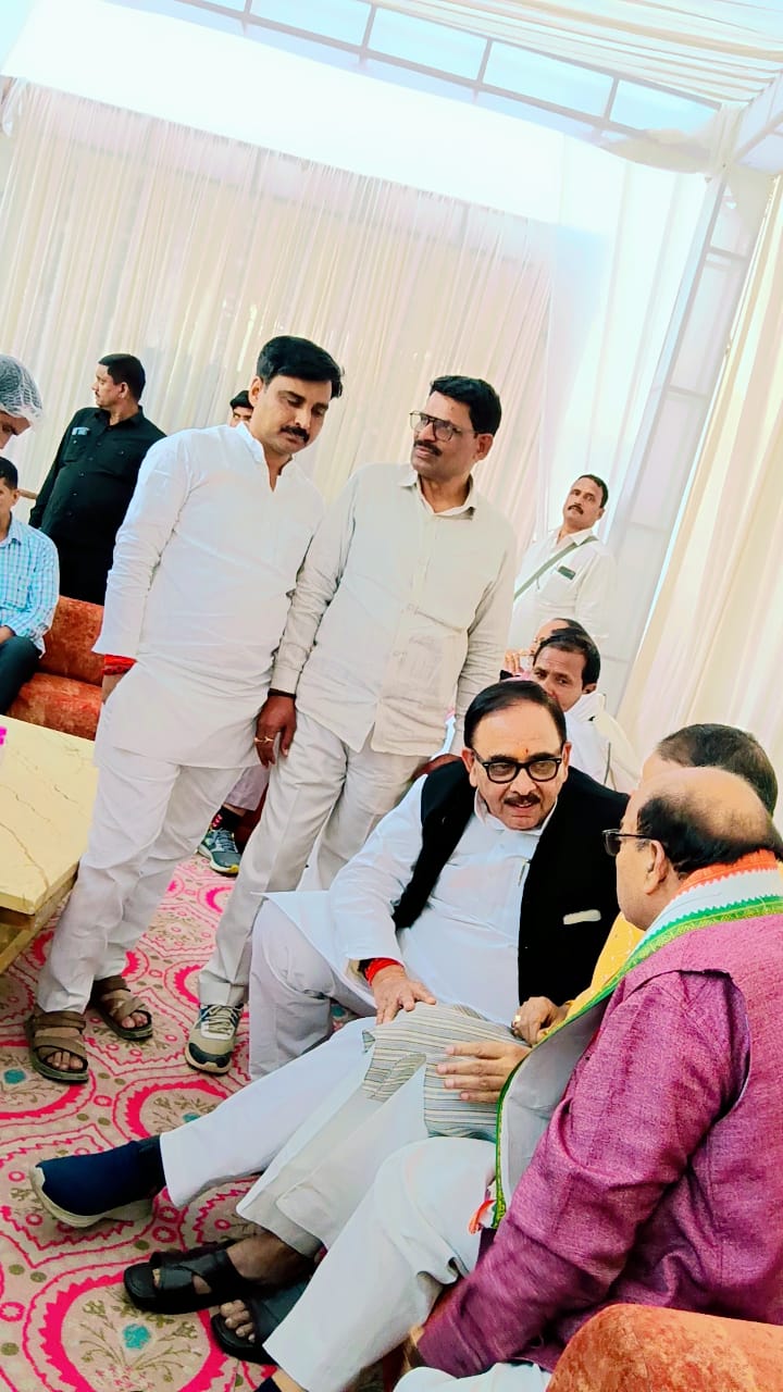 त्रयोदशी आयोजन में गणमान्य व्यक्तियों संग पहुंचे ग्रामीण पत्रकार एसोसिएशन के अध्यक्ष