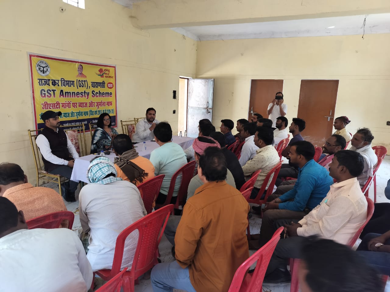 फूलपुर बाजार में जीएसटी एमनेस्टी योजना पर जागरूकता अभियान