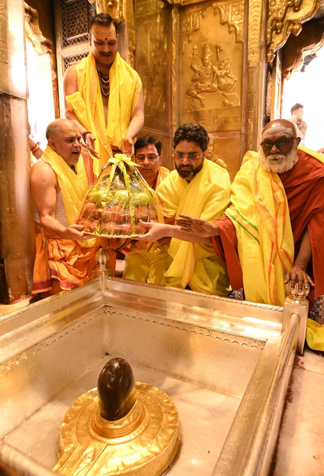 भगवान विश्वनाथ द्वारा श्री कृष्ण जन्मस्थान मथुरा में विराजमान लड्डू गोपाल को उपहार सामग्री वाहन के माध्यम से प्रेषित की गई