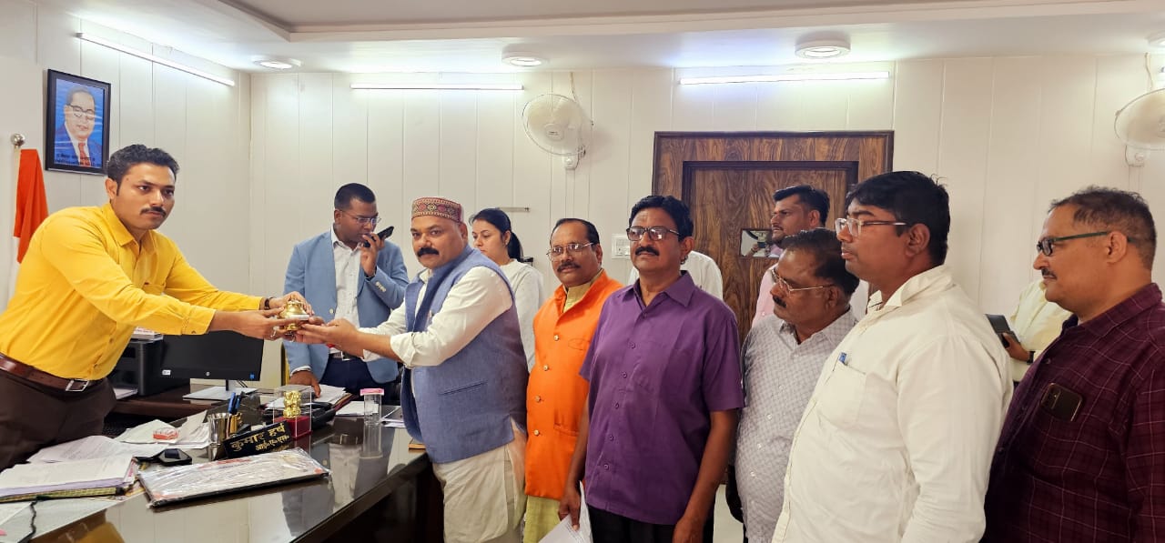 जिलाधिकारी एवं पुलिस अधीक्षक को व्यापारियों ने प्रशंसा पत्र व गंगाजल भेंट कर किया सम्मानित