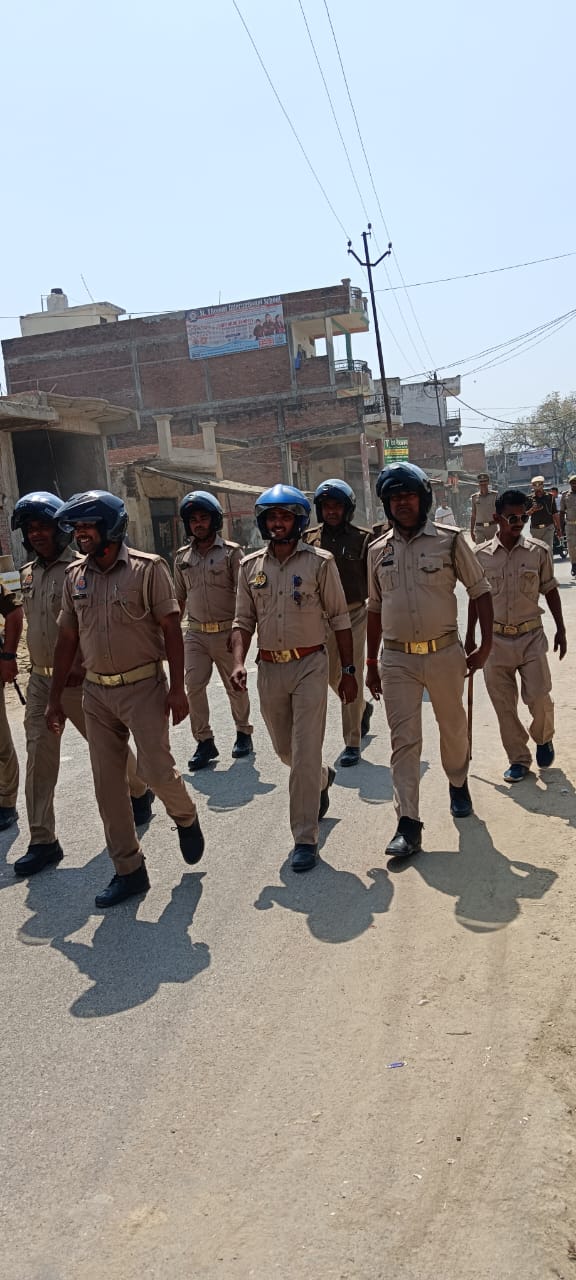 होली व रमजान को लेकर पुलिस अलर्ट, फ्लैग मार्च निकालकर लोगों से की शांति बनाए रखने की अपील