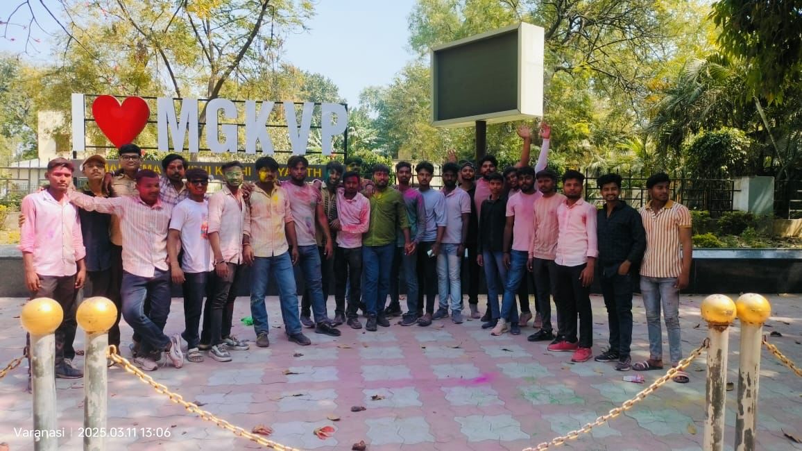 काशी विद्यापीठ में रंगभरी होली की धूम, अबीर-गुलाल उड़ाकर छात्रों ने मनाया जश्न