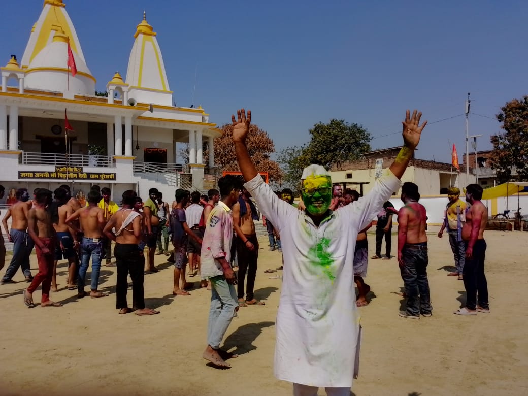 बरसठी ब्लॉक के पुरेशवा गांव में हर्षोल्लास से मनी होली, वनवासी बस्ती में पानी की किल्लत