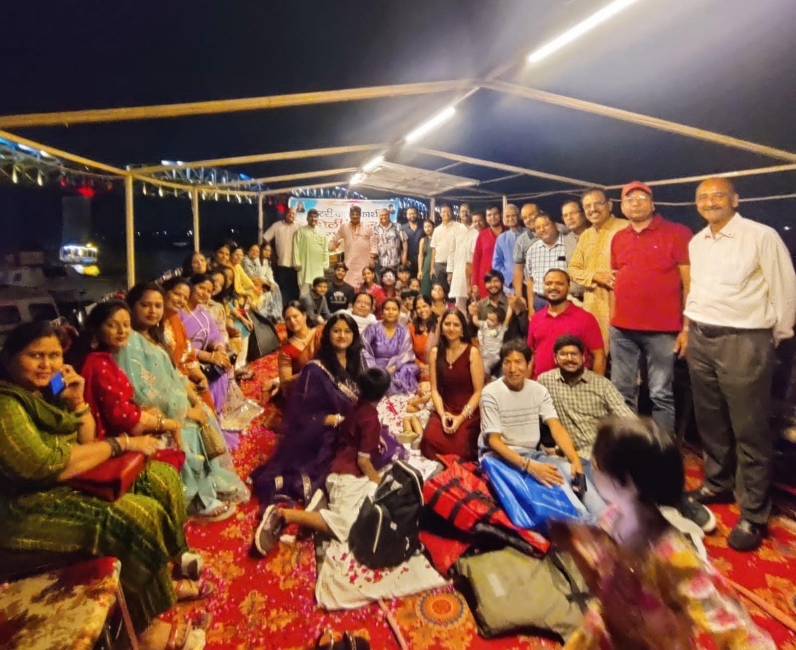 रोटरी क्लब काशी ने गंगा जी की गोद में बाजड़े पर गुलाब की पंखुड़ियां द्वारा पारिवारिक होली मिलन समारोह का किया आयोजन।