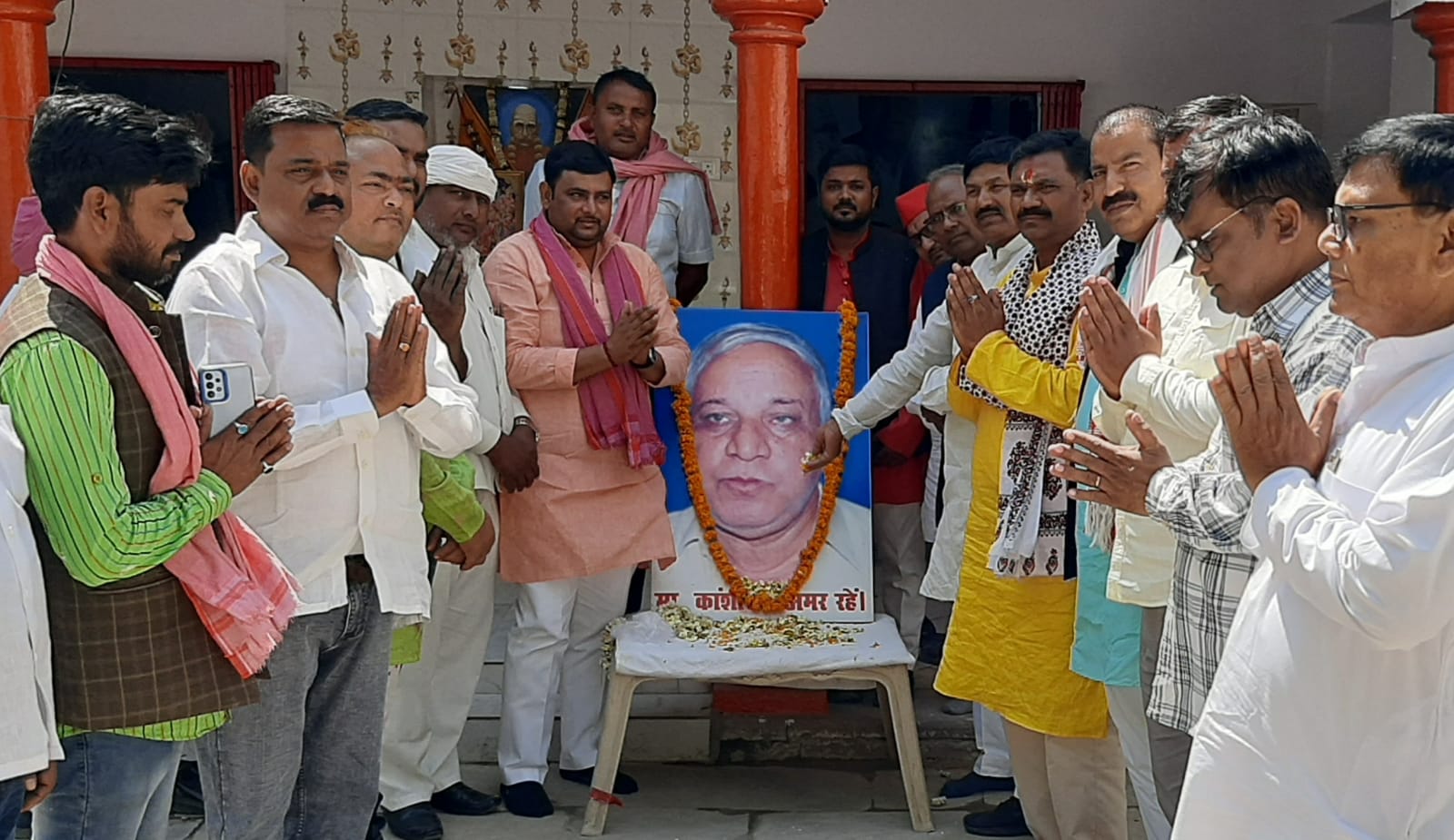 सपा कार्यालय अर्दली बाजार मे सपाईयो ने मनाया कांशीराम का जयंती 