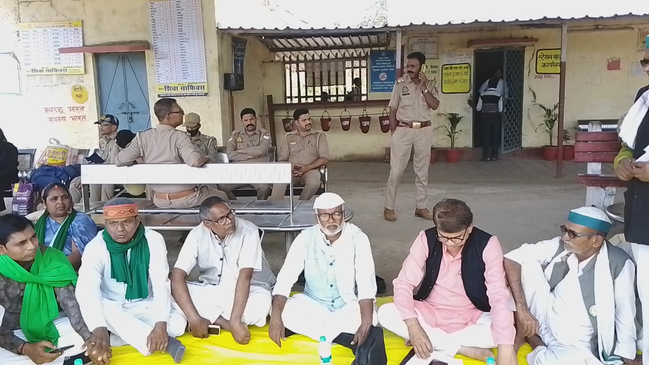 मुंगरा बादशाहपुर रेलवे स्टेशन पर किसान यूनियन का जन समस्याओं के लिए धरना प्रदर्शन