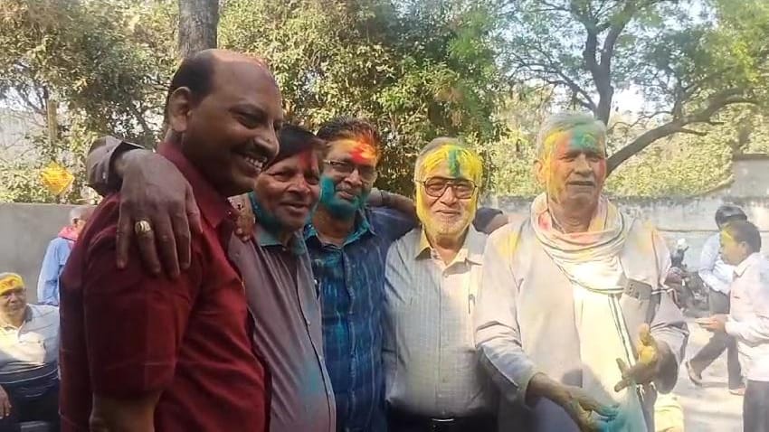 पूर्वोत्तर रेलवे पेशनर्स एसोसिएशन वाराणसी मंडल ने धूमधाम से मनाया होली मिलन समारोह 