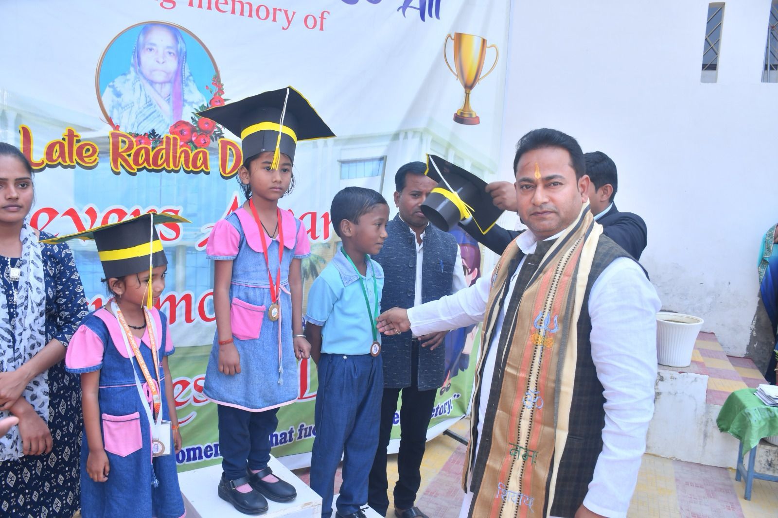 सृजन पब्लिक स्कूल के छात्र शैक्षणिक उत्कृष्टता पुरस्कार से हुये सम्मानित