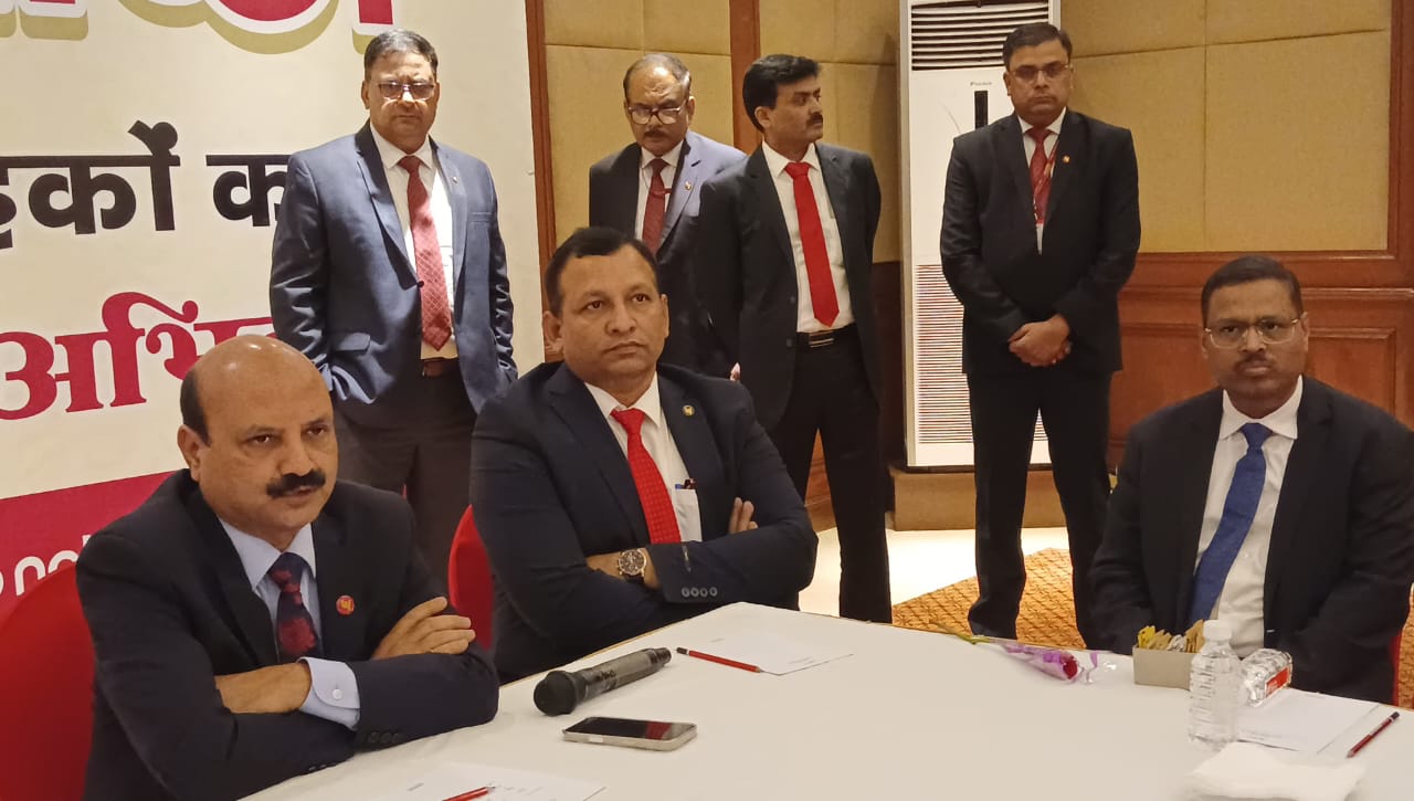 वाराणसी में पंजाब नेशनल बैंक के सीएमडी अशोक चंद्रा ने किया दौरा, विशिष्ट ग्राहकों संग की बैठक एवं चर्चा