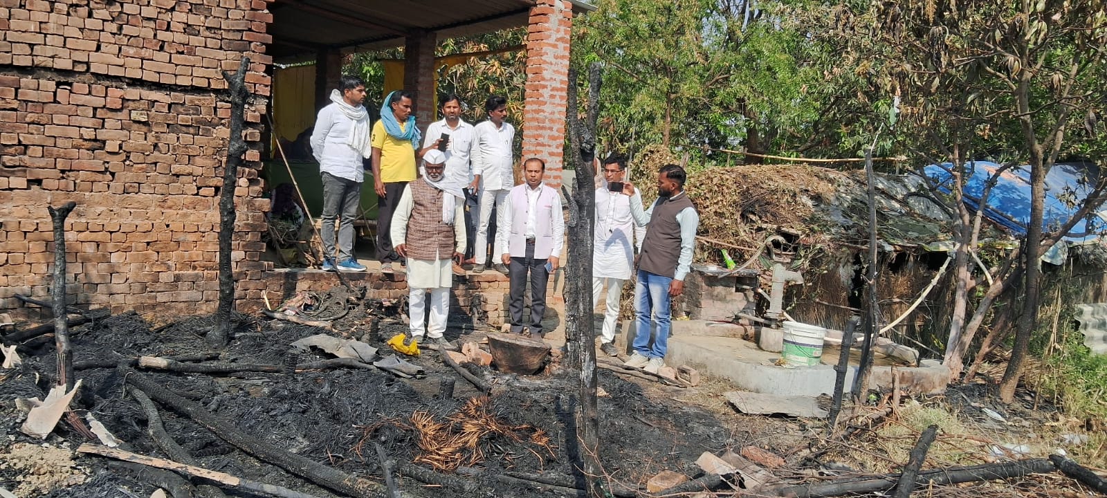 मड़ही में आग लगने से पाल परिवार के मवेशियों और सदस्यों को नुकसान, डॉक्टर विकास पाल ने की आर्थिक मदद