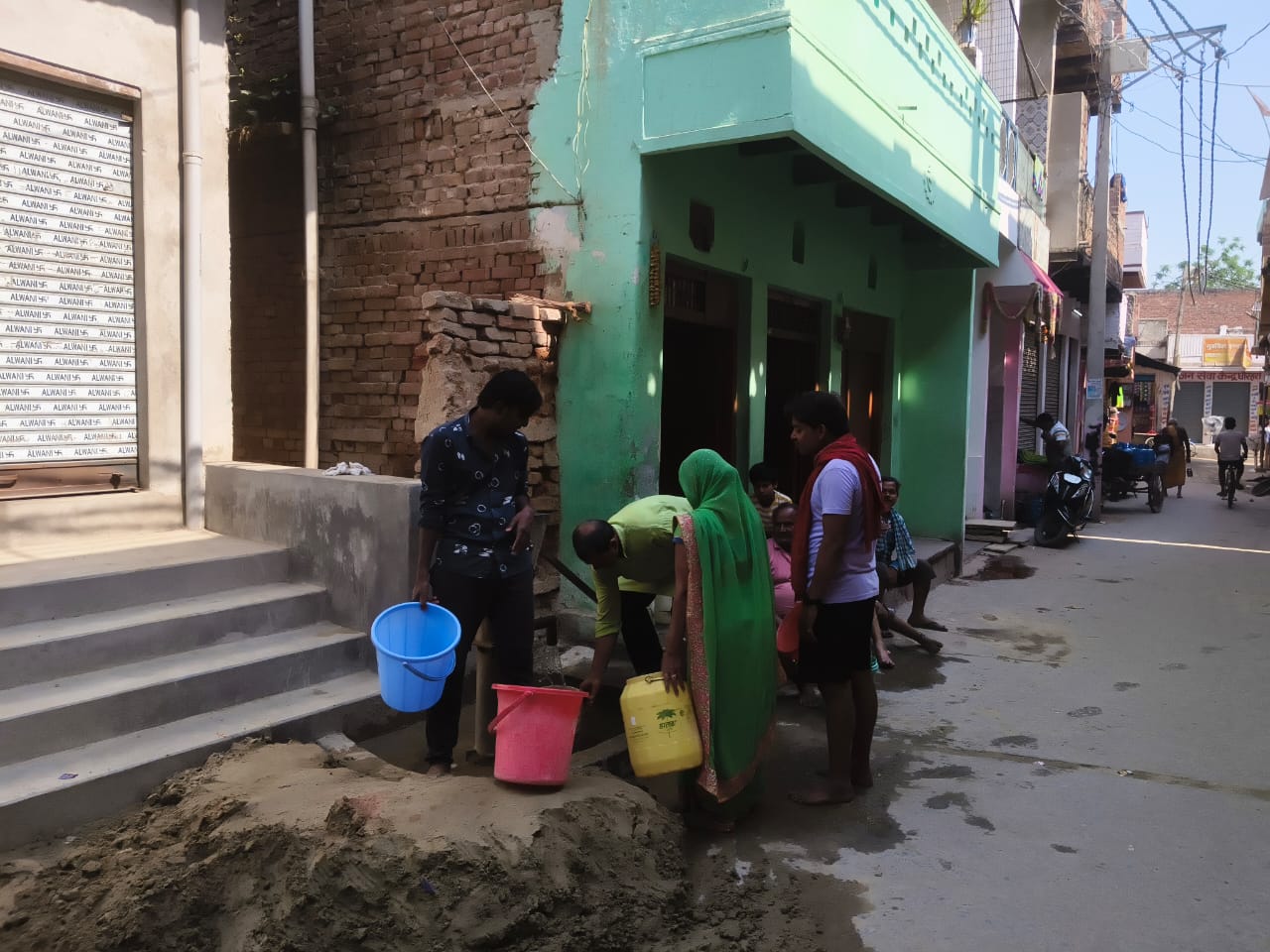 धौरहरा जल निगम की मोटर जली पानी के लिये ग्राम वासी हुये परेशान