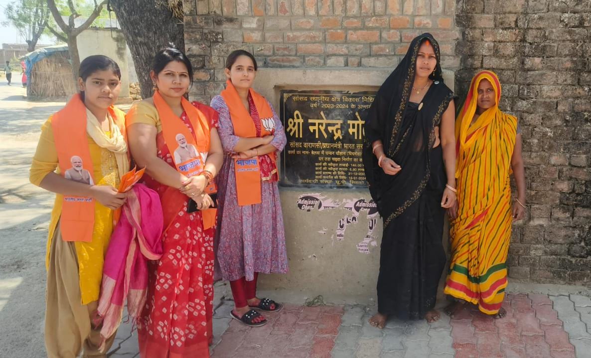 आठ वर्षों के ऐतिहासिक उपलब्धियों के बारे घर-घर जाकर दी जानकारी
