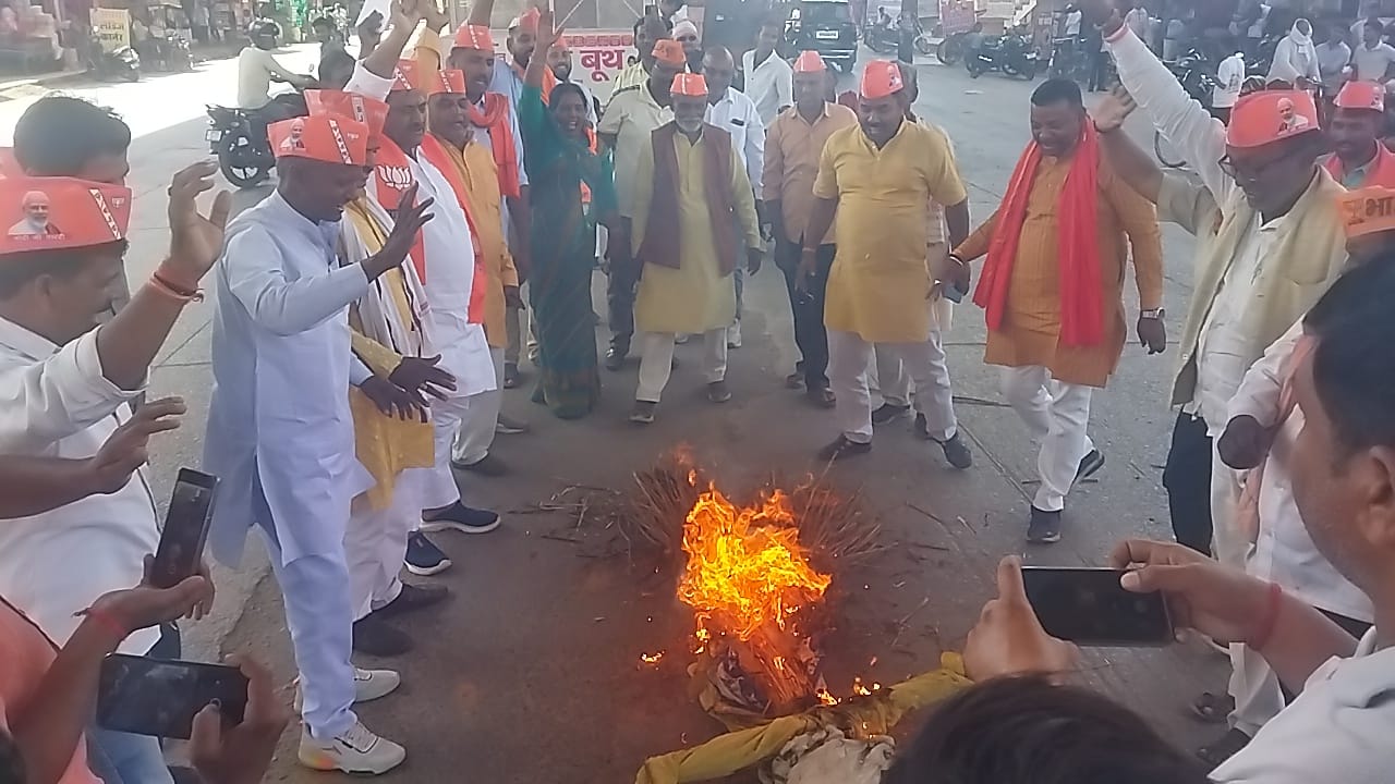 एमएलसी के नेतृत्व में फुका गया पूर्व मुख्यमंत्री का पुतला