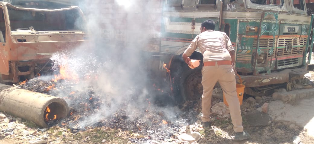 थाना परिसर में कूड़े के ढेर में लगी आग