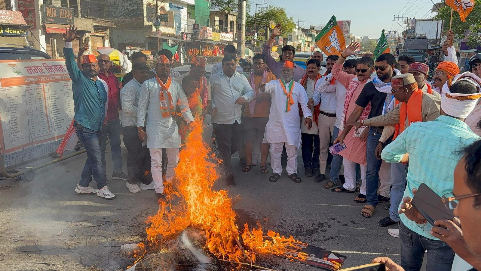 भाजपा एमएलसी ने विरोध प्रदर्शन के साथ सपा प्रमुख अखिलेश यादव का फुकां पुतला 