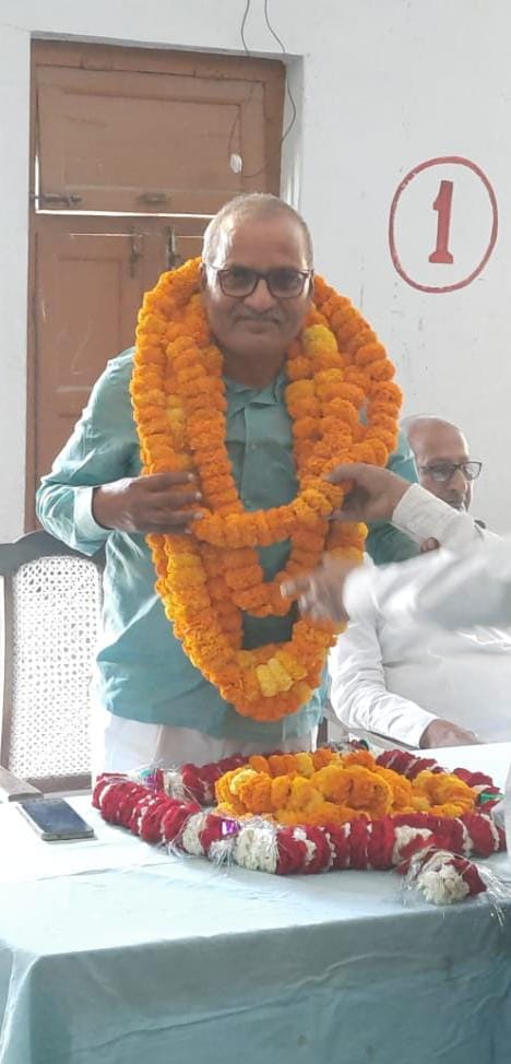 सेवानिवृत्त प्रधानाचार्य को दी गई भावभीनी विदाई