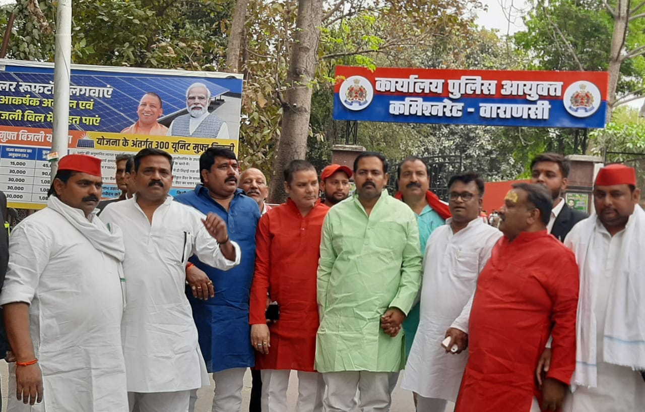 विश्वकर्मा समाज के महानगर अध्यक्ष विष्णु शर्मा “विश्वकर्मा” ने सपा नेताओ की फौज लेकर अपर पुलिस आयुक्त से मिले