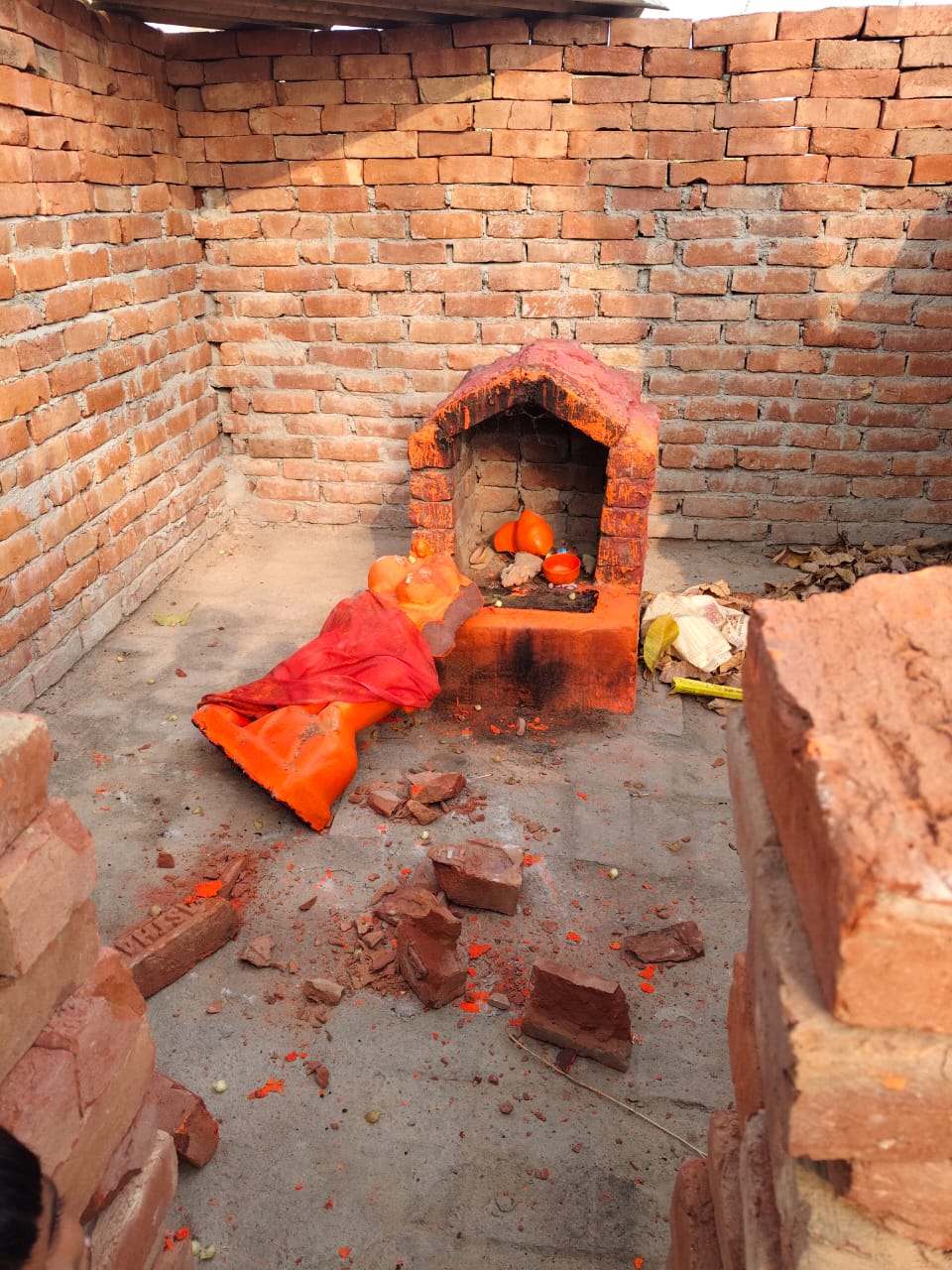 हनुमान जयंती पर शरारती तत्वों का उत्पात, मंदिर में घुसकर हनुमान जी की मूर्ति तोड़ी, गांव में तनाव