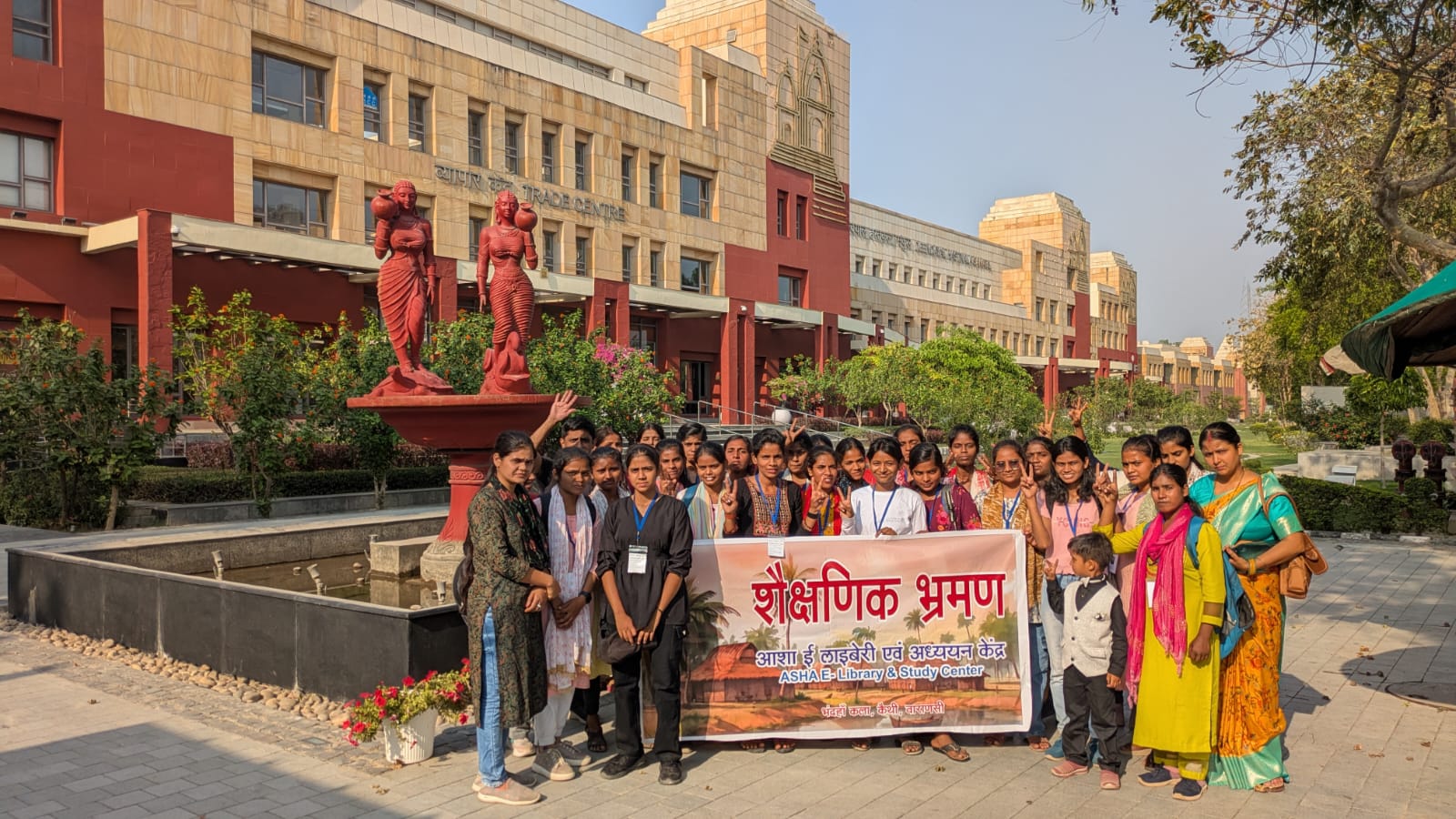 आशा ट्रस्ट की छात्राओं ने किया शैक्षणिक भ्रमण, शिल्पकला और संस्कृति से हुईं रूबरू