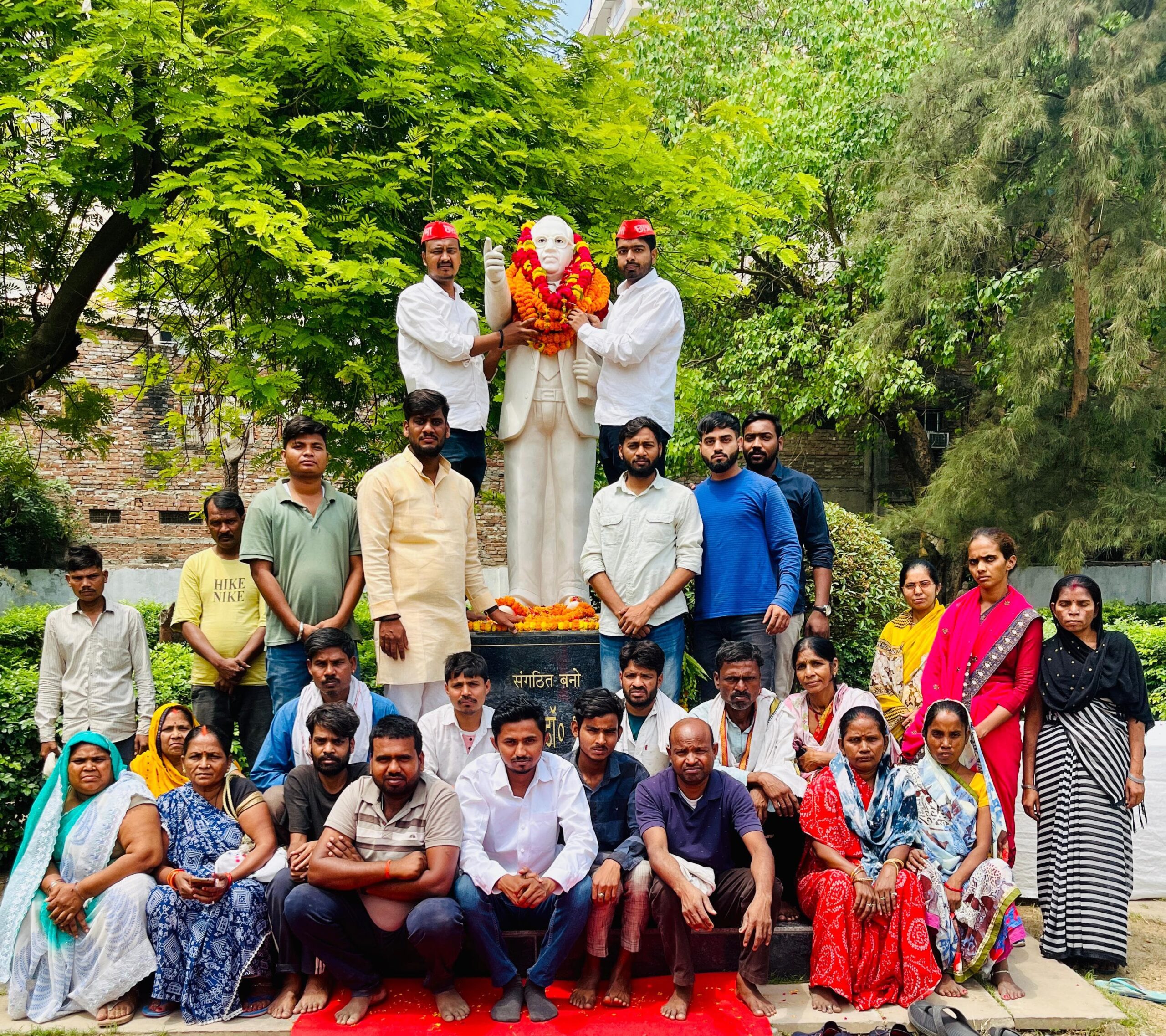 काशी विद्यापीठ में समाजवादी छात्रसभा ने सफाईकर्मियों के साथ मनाई अंबेडकर जयंती, मिठाइयां बांटकर दिया समानता का संदेश