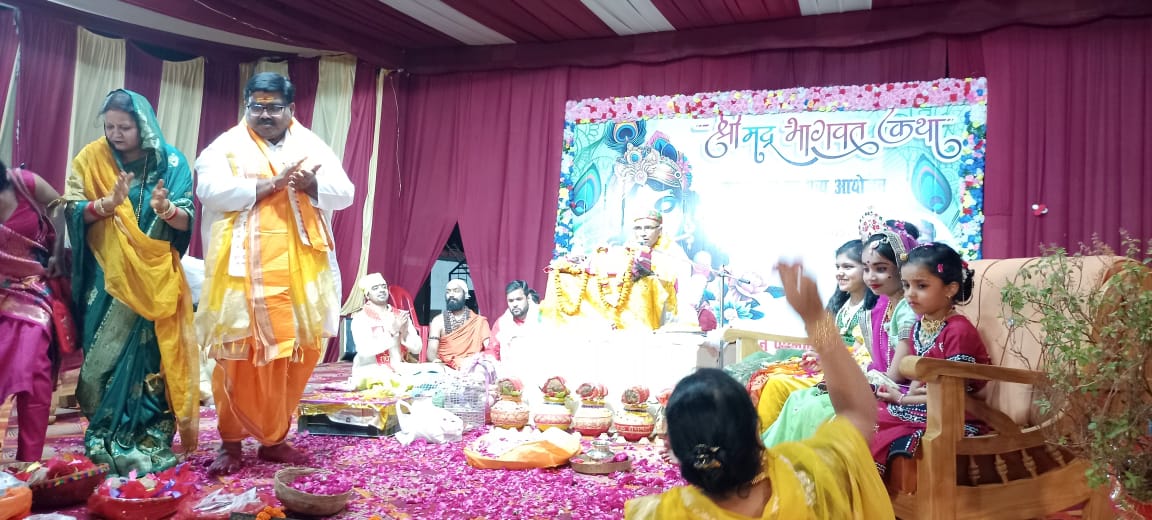 श्रीकृष्ण जन्म की घोषणा होते ही गूंज उठा पंडाल, श्रद्धा व उल्लास से सराबोर हुए श्रद्धालु