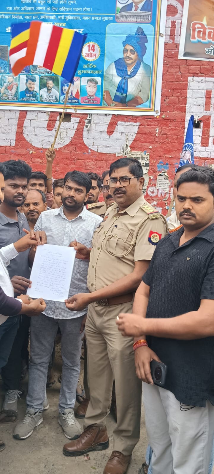 डॉ. अंबेडकर का पोस्टर फाड़ा, चौबेपुर पुलिस ने समय रहते संभाले हालात