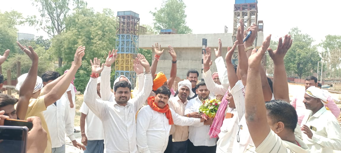 कादीपुर रेलवे क्रॉसिंग बंद होने से ग्रामीणों में आक्रोश, वैकल्पिक मार्ग की मांग पर रेलवे ने दिया आश्वासन