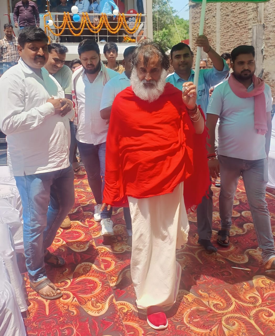 नारद महाराज ने प्रतिष्ठान का फीता काटकर किया शुभारंभ