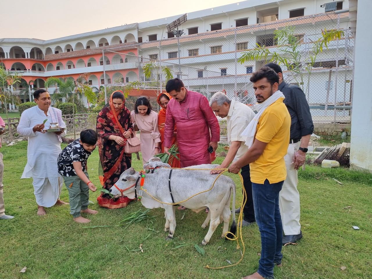 पिण्डरा विधायक ने की पुंगनूर गाय की अगवानी, पूजा-पाठ कर गोशाला में कराया प्रवेश