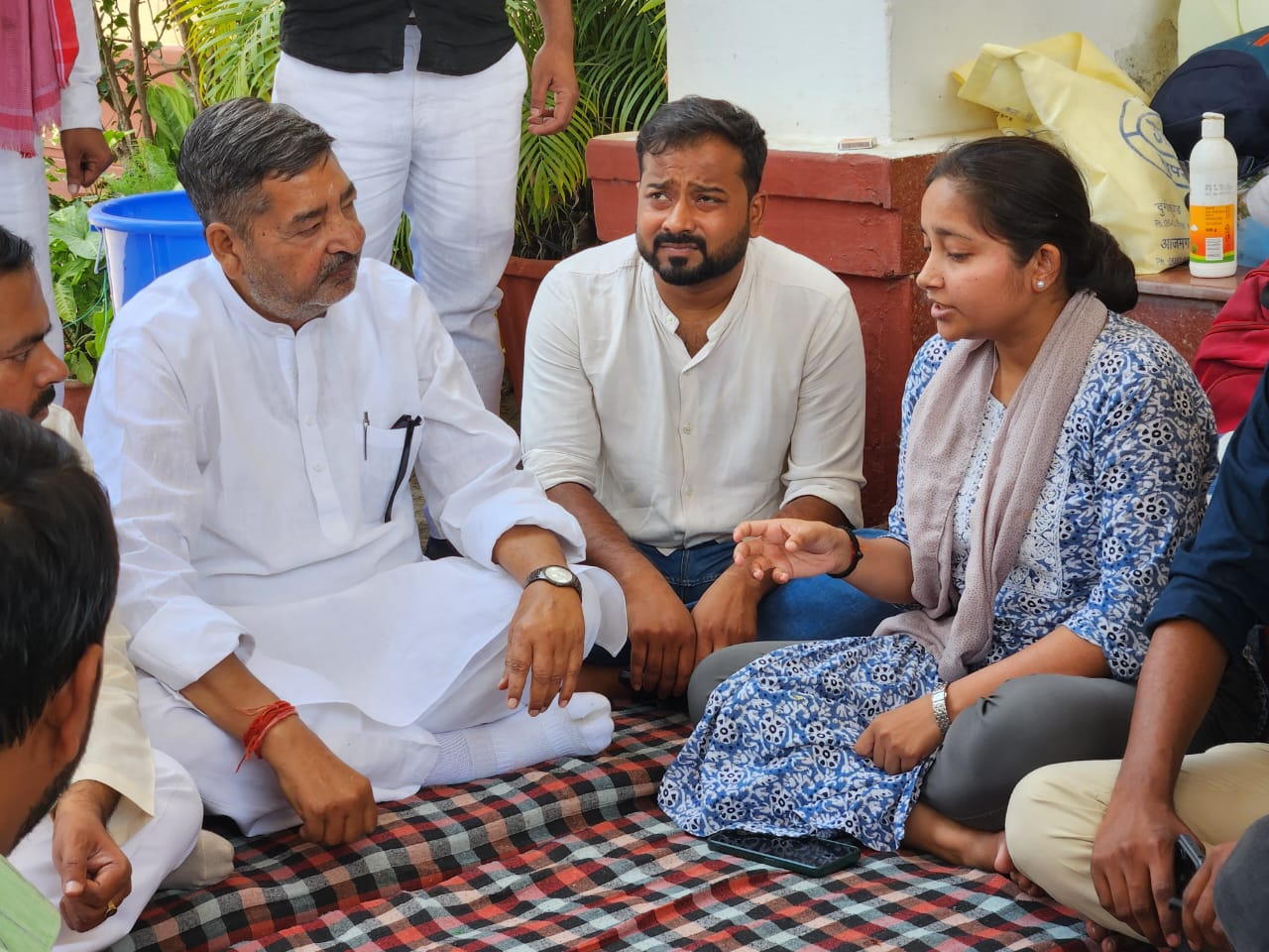 BHU में धरने पर बैठी छात्रा को सपा का मिला समर्थन, सांसद वीरेंद्र सिंह बोले—”भ्रष्टाचार पर सड़कों से संसद तक होगी लड़ाई”