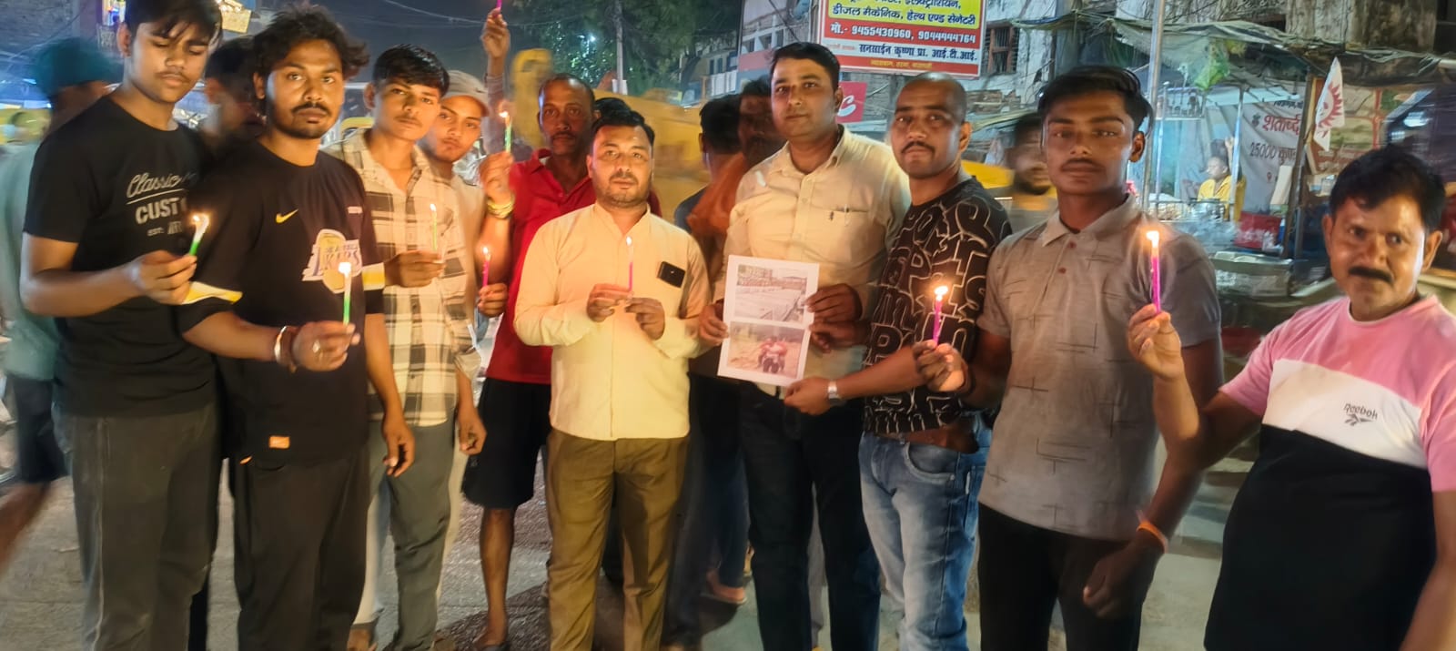 पहलगाम आतंकी हमले पर फूटा ग़ुस्सा: चौबेपुर में युवाओं और पत्रकारों ने निकाला कैंडल मार्च, लगे ‘पाकिस्तान मुर्दाबाद’ के नारे