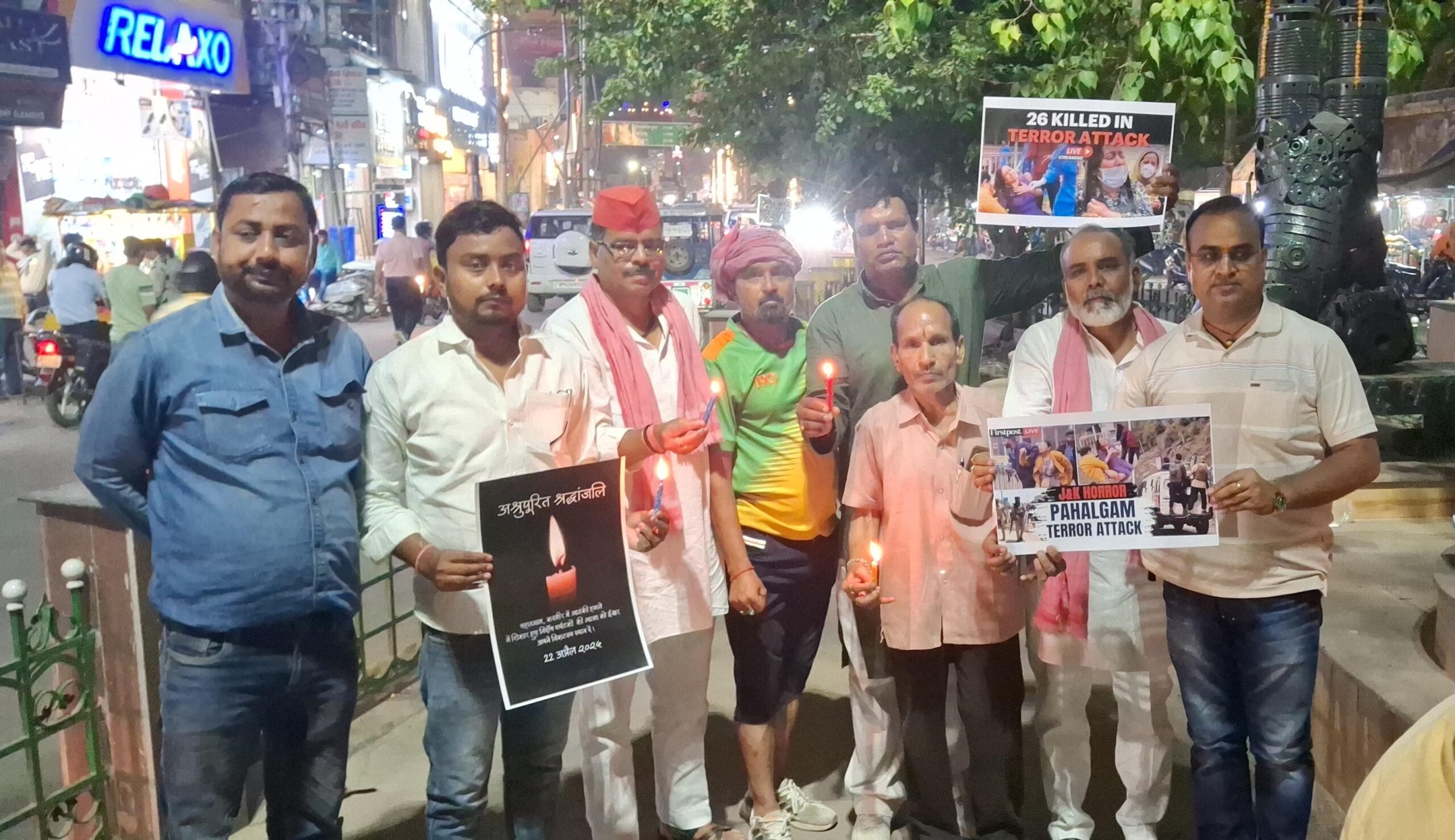 सपाइयों ने कैंडिल जलाकर दी श्रद्धांजलि, आतंकी पोस्टरों को जलाकर जताया विरोध