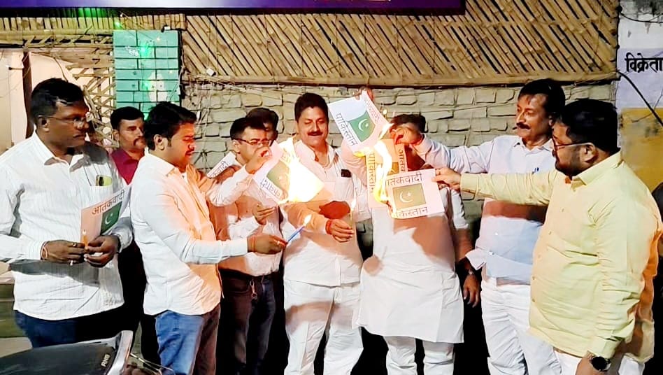 आतंकी हमले में मृतकों को श्रद्धांजलि, बीटीटीए ने फूंका पाक का झंडा