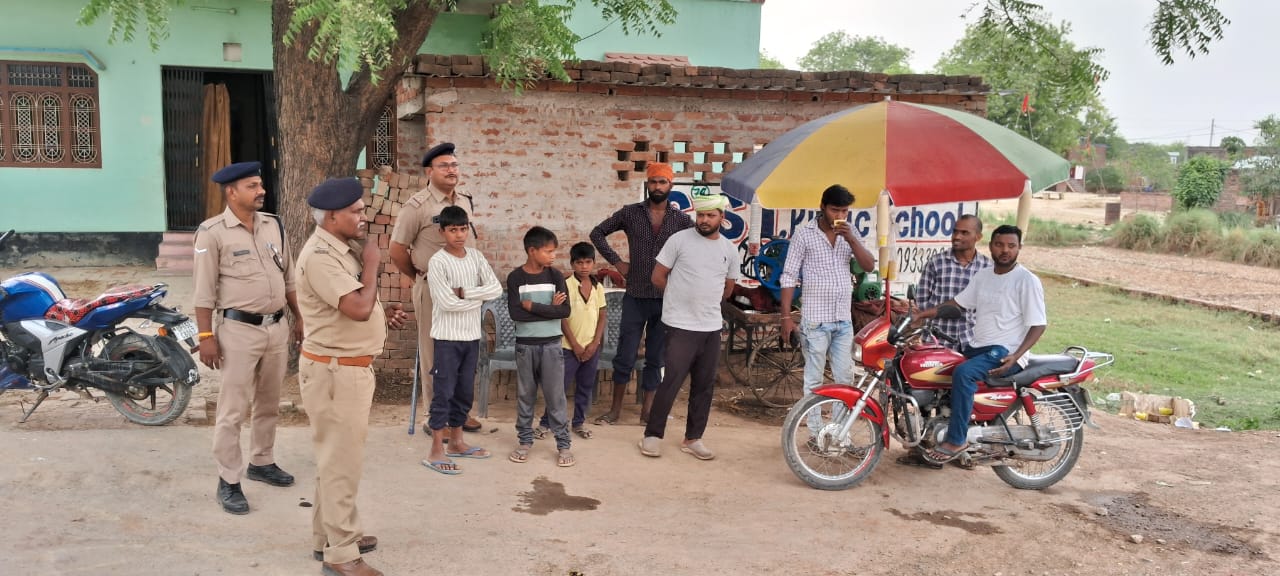 वाराणसी सिटी से कादीपुर के बीच रेलवे ट्रैक के किनारे पराली न जलाने को लेकर चला जागरूकता अभियान